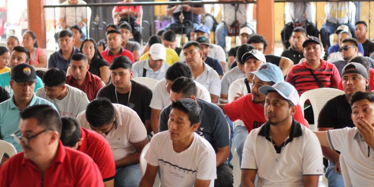 En Santo Tomás La Unión, los pilotos de tuctuc reciben capacitación vial como requisito para operar