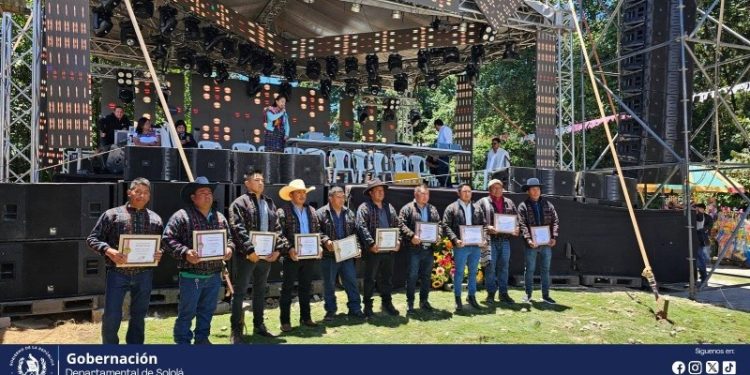 Avanza el desarrollo vial en el caserío Chuarixché, aldea El Tablón, Sololá