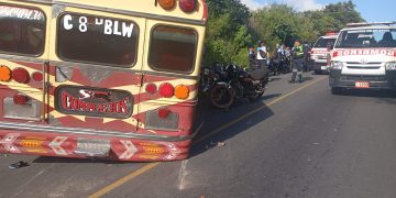 DGT impone sanción sobre bus involucrado en percance vial. / Foto: Bomberos Voluntarios.