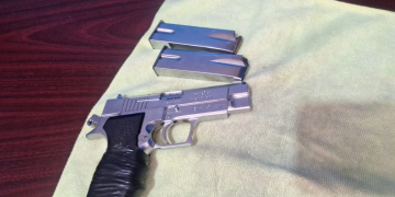 PNC remitió al menos e incautó el arma que portaba./Foto: PNC.