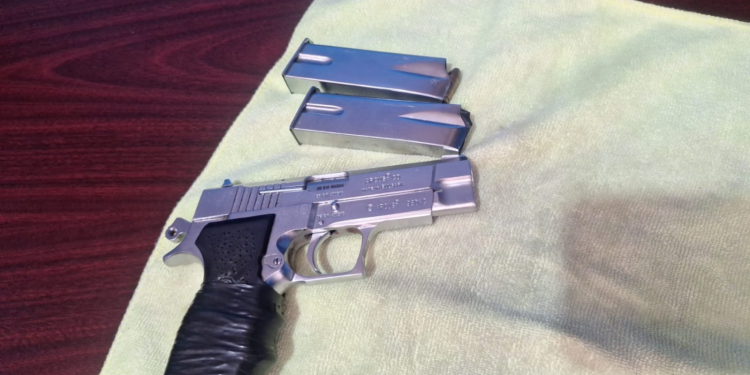 PNC remitió al menos e incautó el arma que portaba./Foto: PNC.