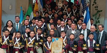 Entregan Orden del Departamento de Quetzaltenango a la Banda de Guerra del Colegio Liceo Guatemala