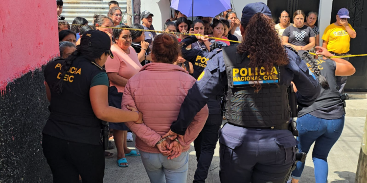 Mujer capturada en Mixco. / Foto: PNC.