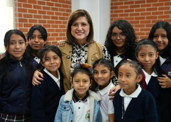 Vicepresidenta con estudiantes que se beneficiarán de los clubes de ciencias. / Foto: Vicepresidencia de la República.