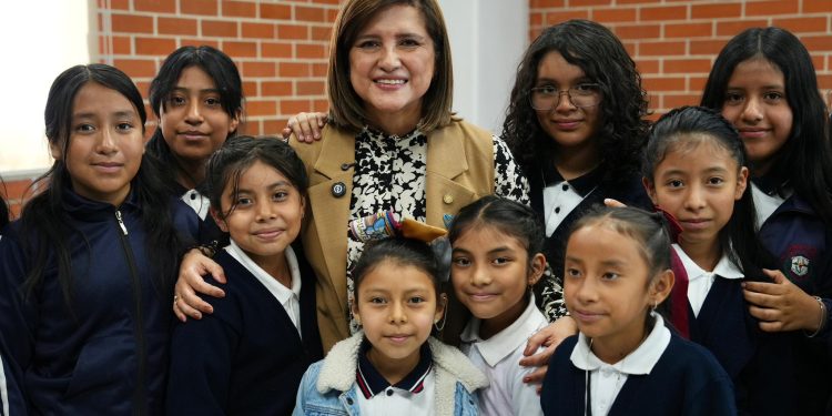 Vicepresidenta con estudiantes que se beneficiarán de los clubes de ciencias. / Foto: Vicepresidencia de la República.