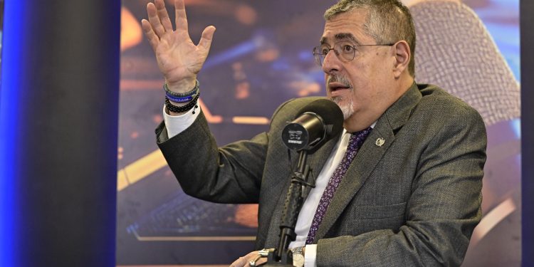 Presidente Bernardo Arévalo en Radio Cadena Sonora.