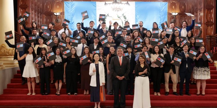 Jóvenes guatemaltecos reciben becas de estudio de la República de China (Taiwán)