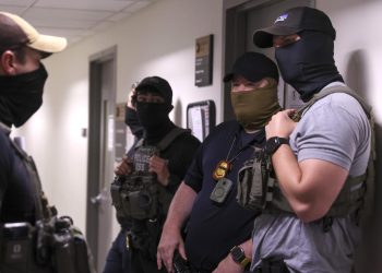 Agentes federales afuera de audiencias de migración en Estados Unidos. / Foto: Archivo EFE.