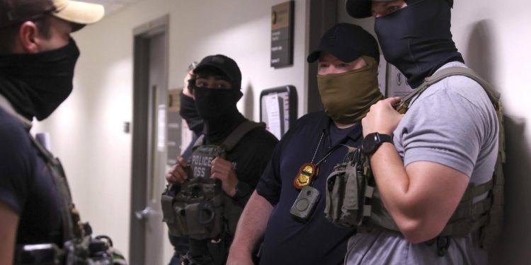 Agentes federales afuera de audiencias de migración en Estados Unidos. / Foto: Archivo EFE.