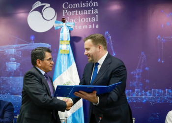 Ministro de Comunicaciones, Miguel Ángel Díaz Bobadilla, y el embajador de Estados Unidos acreditado en Guatemala, Tobin Bradley. / Foto: CIV.