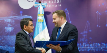 Ministro de Comunicaciones, Miguel Ángel Díaz Bobadilla, y el embajador de Estados Unidos acreditado en Guatemala, Tobin Bradley. / Foto: CIV.