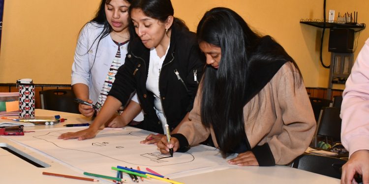 Capacitan a mujeres líderes con herramientas de participación comunitaria