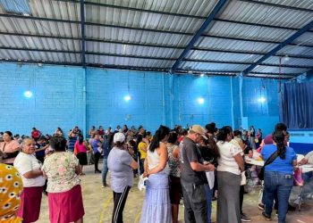 Compromiso con el acceso al agua en San Vicente Pacaya con entrega de 400 tanques flexibles