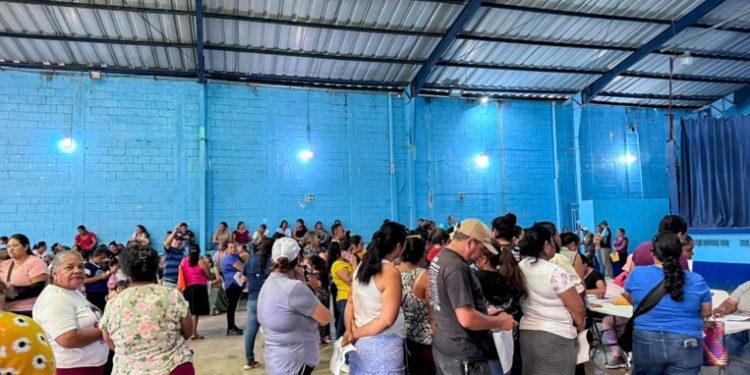 Compromiso con el acceso al agua en San Vicente Pacaya con entrega de 400 tanques flexibles