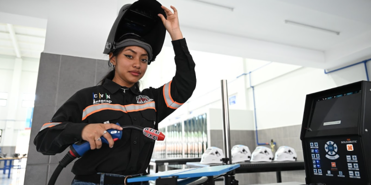 Presidente Arévalo destaca formación de profesionales en el Intecap. / Foto: Byron de la Cruz.