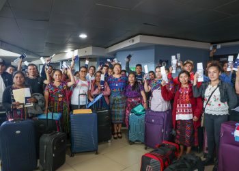 Ministra de Trabajo junto a beneficiarios del Programa de Trabajo Temporal en el Extranjero. / Foto: Mintrab.