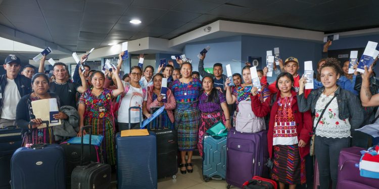 Ministra de Trabajo junto a beneficiarios del Programa de Trabajo Temporal en el Extranjero. / Foto: Mintrab.