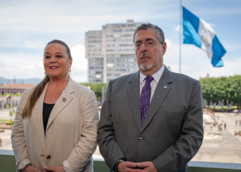 Presidente Arévalo junto a la ministra Anabella Giracca. / Foto: Álvaro Interiano.