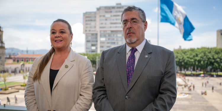 Presidente Arévalo junto a la ministra Anabella Giracca. / Foto: Álvaro Interiano.