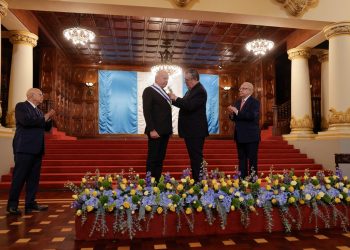Presidente Bernardo Arévalo impone la Orden Antonio José de Irisarri al embajador de la Unión Europea en Guatemala, Thomas Peyker. / Foto: Analí Camey.
