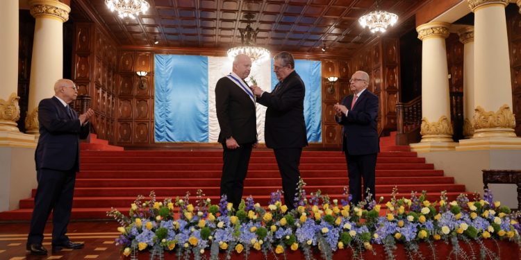 Presidente Bernardo Arévalo impone la Orden Antonio José de Irisarri al embajador de la Unión Europea en Guatemala, Thomas Peyker. / Foto: Analí Camey.