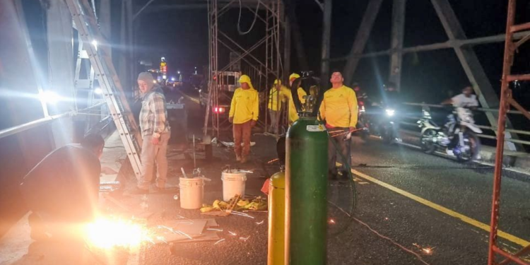 Continúan trabajos en el puente Ixtacapa. / Foto: CIV.