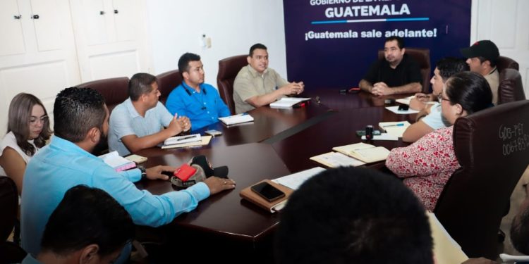 Coordinan acciones para reparar el puente que conecta la isla de Flores