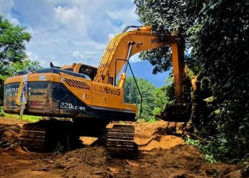 Maquinaria pesada de caminos en trabajos para la ruta alterna hacia Santa María de Jesús. / Foto: CIV.