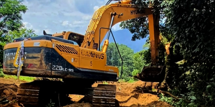 Maquinaria pesada de caminos en trabajos para la ruta alterna hacia Santa María de Jesús. / Foto: CIV.