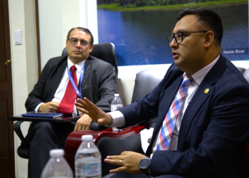 Viceministro Fernando Suriano en reunión sobre el aeródromo. / Foto: CIV.