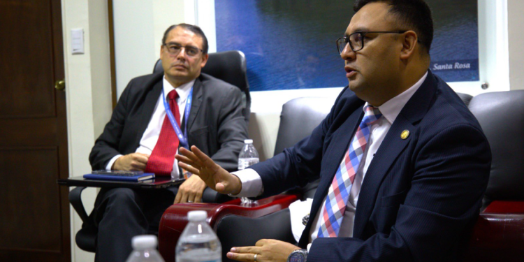 Viceministro Fernando Suriano en reunión sobre el aeródromo. / Foto: CIV.