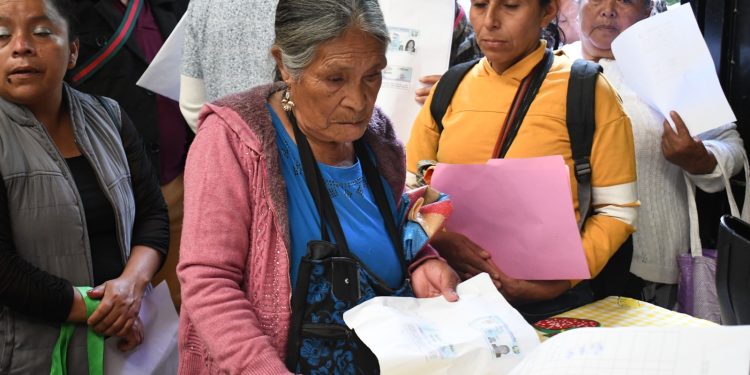 Entregan raciones de alimentos a mujeres de Huehuetenango