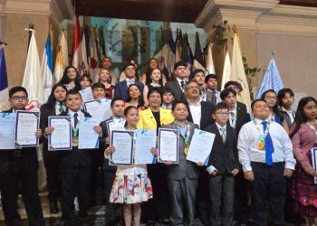 Reconocen a estudiantes destacados con el Galardón a la Excelencia Estudiantil en Quetzaltenango