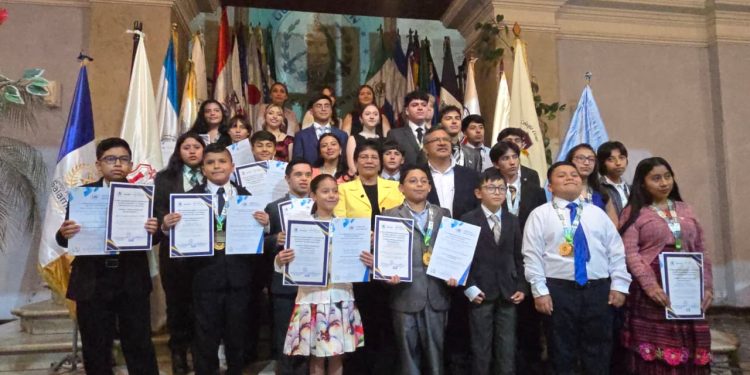 Reconocen a estudiantes destacados con el Galardón a la Excelencia Estudiantil en Quetzaltenango