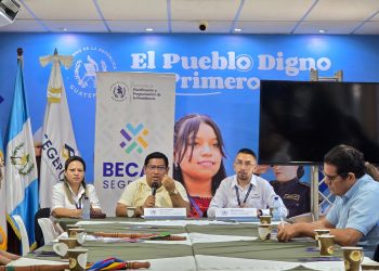 Presentan programa Becas por Nuestro Futuro ante autoridades indígenas de Chiquimula