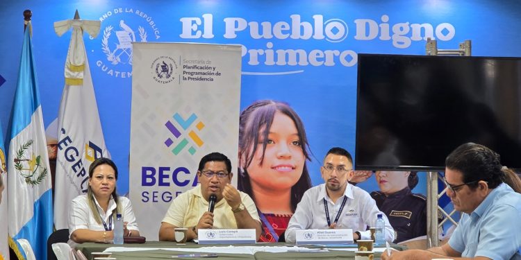 Presentan programa Becas por Nuestro Futuro ante autoridades indígenas de Chiquimula