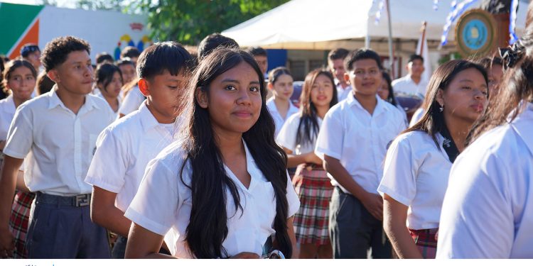 Alumnos de diferentes centros educativos se unen a las fiestas patrias en Baja Verapaz