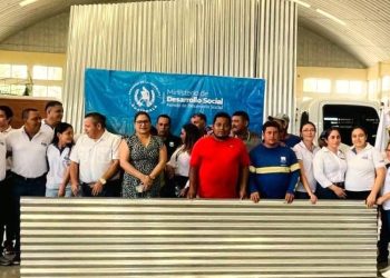 Entregan 150 kits de techo mínimo a familias de Santa Lucía Cotzumalguapa, Iztapa y Palín