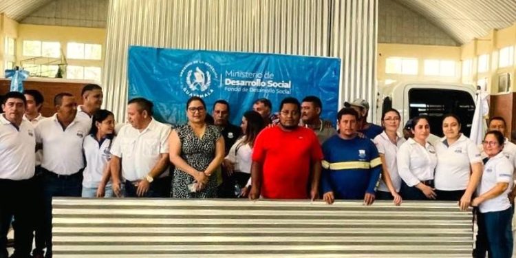 Entregan 150 kits de techo mínimo a familias de Santa Lucía Cotzumalguapa, Iztapa y Palín