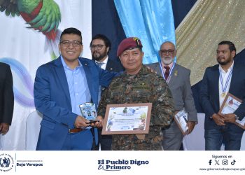 Mes patrio: reconocen a ciudadanos y premian altares cívicos en Baja Verapaz