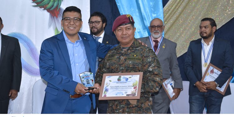 Mes patrio: reconocen a ciudadanos y premian altares cívicos en Baja Verapaz