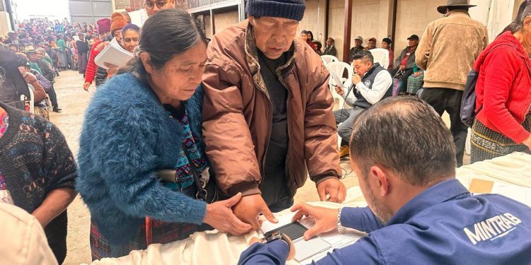 Notifican a más adultos mayores sobre su inclusión al PAM. / Foto: Mintrab.