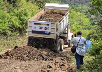 Inician trabajos de reposición de balastro en carretera de San Juan Ermita hacia Olopa