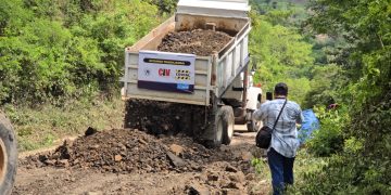 Inician trabajos de reposición de balastro en carretera de San Juan Ermita hacia Olopa