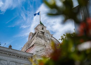 El Palacio de Gobernación de Retalhuleu se engalana con azul y blanco