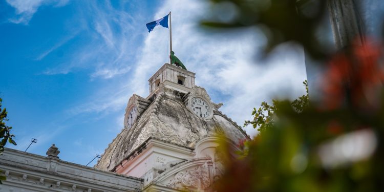 El Palacio de Gobernación de Retalhuleu se engalana con azul y blanco