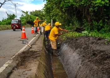 Supervisan trabajos de limpieza y chapeo en la ruta RD REU-3 en Retalhuleu