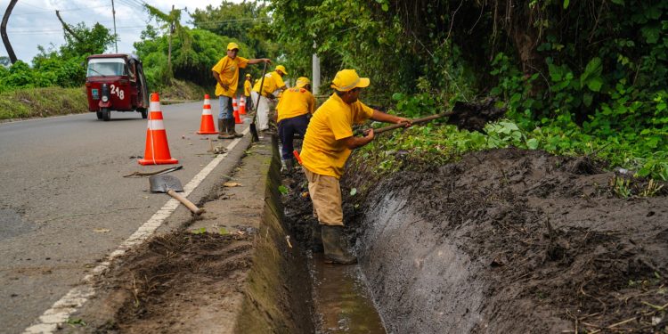Supervisan trabajos de limpieza y chapeo en la ruta RD REU-3 en Retalhuleu