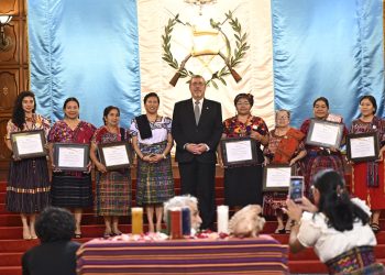 Presidente entrega galardón de la orden Ütz Samaj a mujeres indígenas por su liderazgo en el país