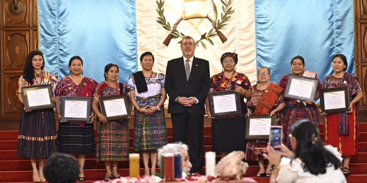 Presidente entrega galardón de la orden Ütz Samaj a mujeres indígenas por su liderazgo en el país